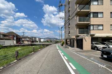 敷地北西側の前面道路（南西側から）
