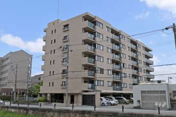 フォルム逆瀬川の外観(南西側から)