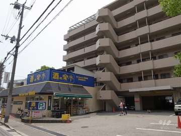 1階に一部店舗が入っています。