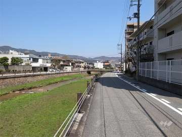 敷地の西側には逆瀬川が流れています。