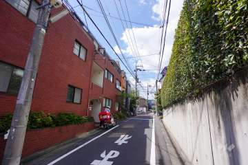 敷地南側の前面道路（東側から）