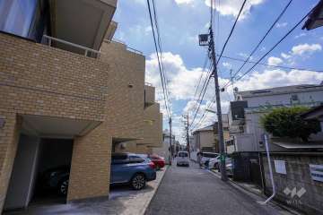 敷地西側の前面道路（北側から）