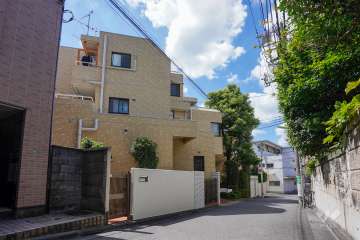 敷地北側の前面道路（東側から）