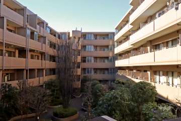 ファミール明大前の外観（東側から）