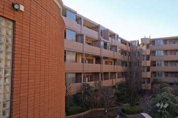 ファミール明大前サウスウィングの外観（北東側から）