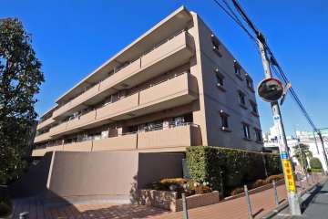 ファミール明大前ノースウイングの外観（南東側から）