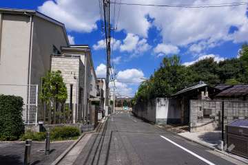 敷地東側の前面道路（南側から）
