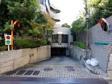 地階にある駐車場の出入り口