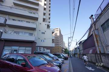 敷地南側の前面道路（西側から）