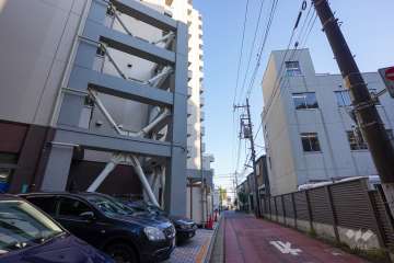 敷地西側の前面道路（北側から）