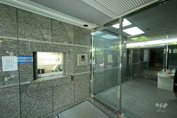 エントランスはオートロック付きです。