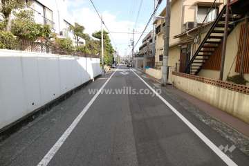 敷地南側の前面道路（西側から）