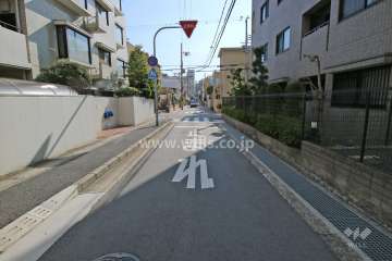敷地西側の前面道路（北側から）