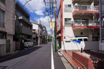 敷地西側の前面道路（南側から）