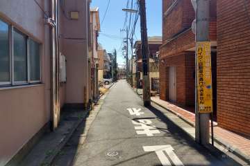 敷地東側の前面道路(北側から)