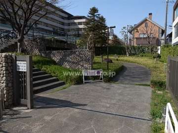 敷地北側に隣接して公園があります。