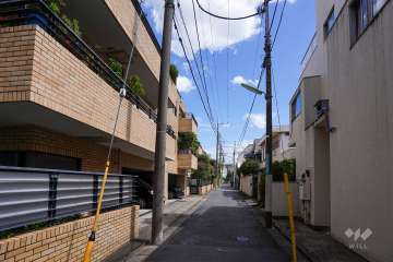 敷地南側の前面通り（西側から）