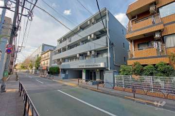 スカイコート世田谷千歳烏山第５の外観と敷地南西側前面道路