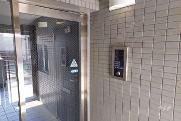 エントランスはオートロック付きです。