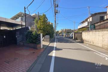 敷地北東側の前面道路（南東側から）