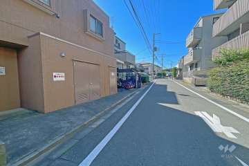 敷地の北側道路（東側から）