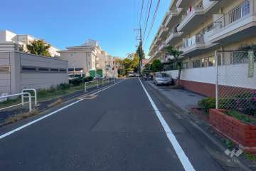 敷地東側の前面道路（北側から）