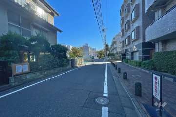 敷地東側の前面道路（北側から）