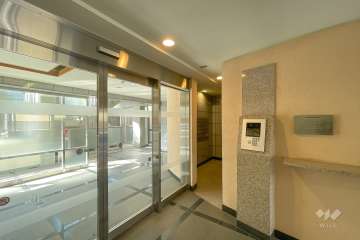 エントランスはオートロック付きです。