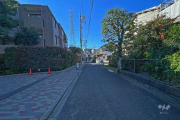 敷地北側の前面道路（東側から）