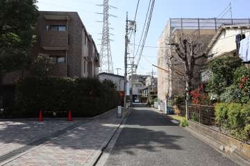 敷地の北側前面道路（西側から）