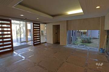 エントランスはオートロック付きです。