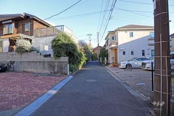 敷地南側の前面道路（北西側から）