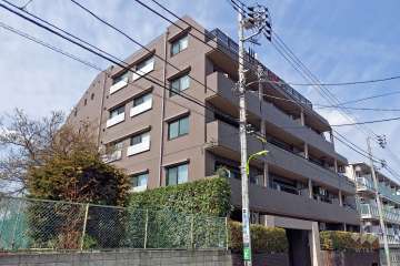 ホームズ烏山の外観（南側から）