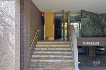 石畳のエントランスアプローチ