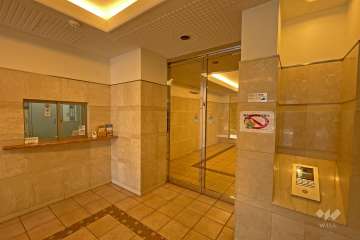 エントランスはオートロック付きです。