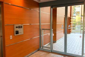 エントランスはオートロック付きです。