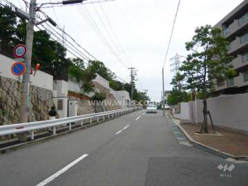 北側の前面道路。敷地の4方が接道し、開放感があります。