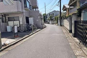 敷地北側の前面道路(東側から)