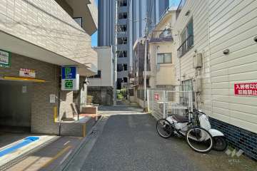 敷地東側の前面道路（南側から）