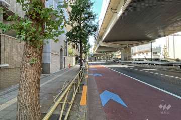 敷地北西側の前面道路（首都高速3号渋谷線・国道2456号玉川通り）