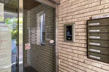 エントランスはオートロック付きです