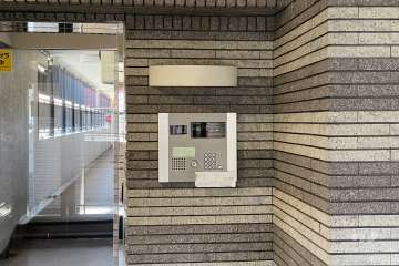 エントランスはオートロック付きです