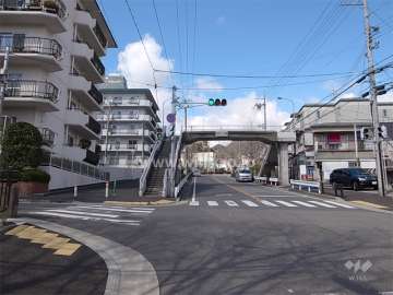 敷地の北東側はバス通りに面しており、目の前にバス停があります。