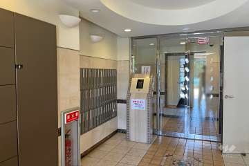 エントランスはオートロック付きです。