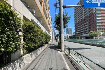 敷地東側の前面道路（環七通り）