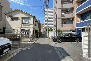 敷地西側の前面道路（南側から）