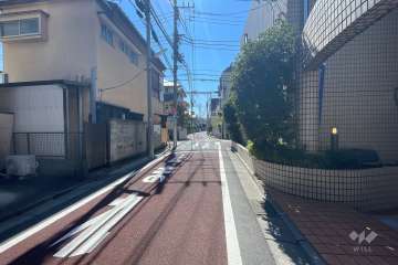 敷地東側の前面道路（北側から）