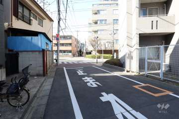 敷地南西側の前面道路(南東側から)