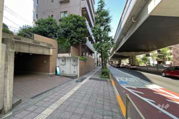 敷地南東側は玉川通りと首都高速3号渋谷線に面しています。