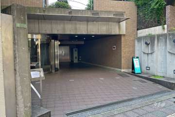 タイル張りのエントランスアプローチ